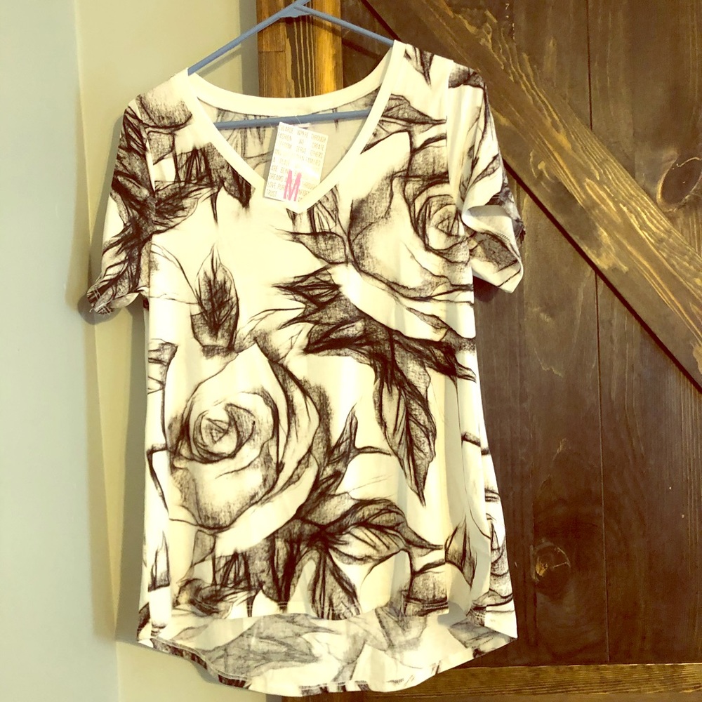 NWT Medium white with black rose design Christy T